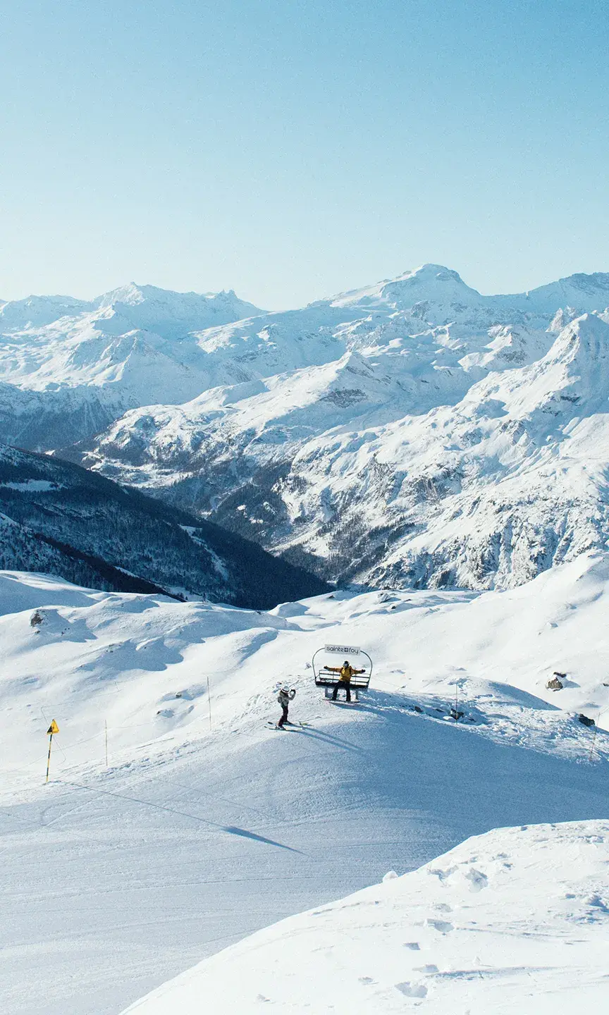 Vue sur le domaine skiable et les pistes de Sainte Foy-Tarentaise en hiver