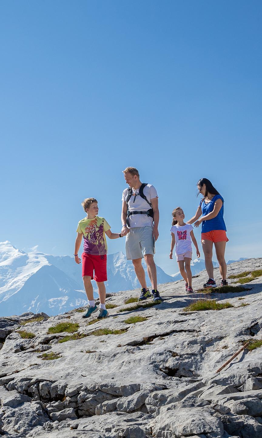 Famille de quatre personnes entrain de se balader sur le Desert de Platé à Flaine