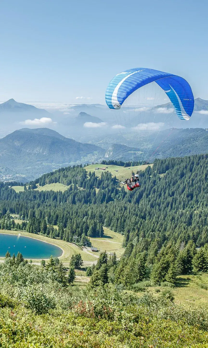Un parapente survole la station des Carroz en pleine nature 