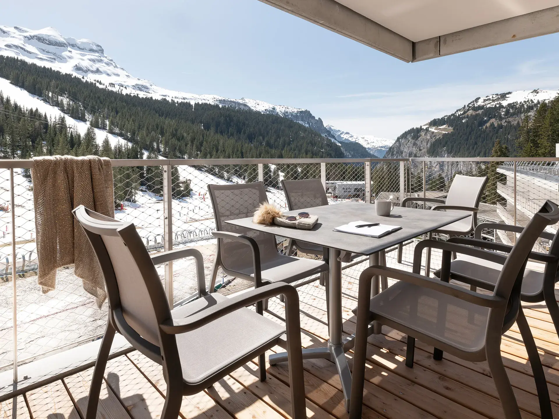 Vue d'une terrasse d'un appartement de la résidence Alhéna sur le front de neige et la station de Flaine
