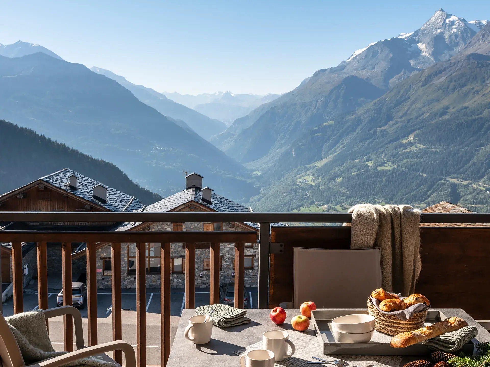 Vue depuis les balcons de l'Alpen Lodge sur les sommets de la Tarentaise