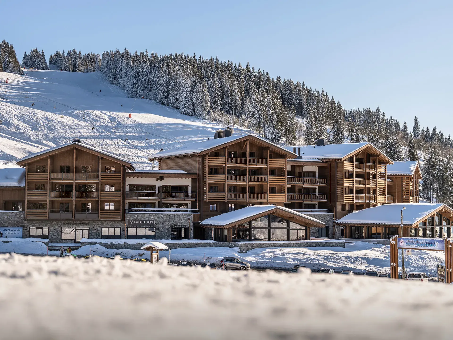 Extérieur de la résidence Hameau de l'Ours à Manigod, en hiver