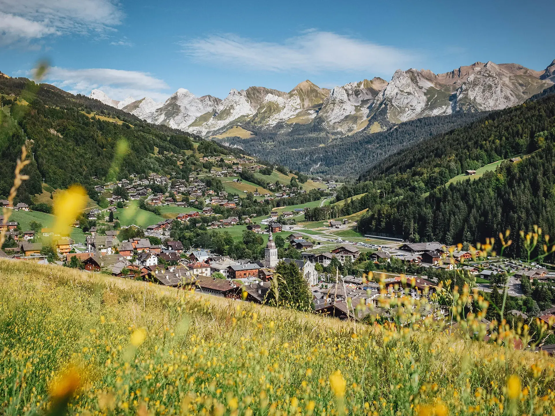 Vue panoramique du village du Grand-Bornand en été, dans les Alpes, en Haute-Savoie