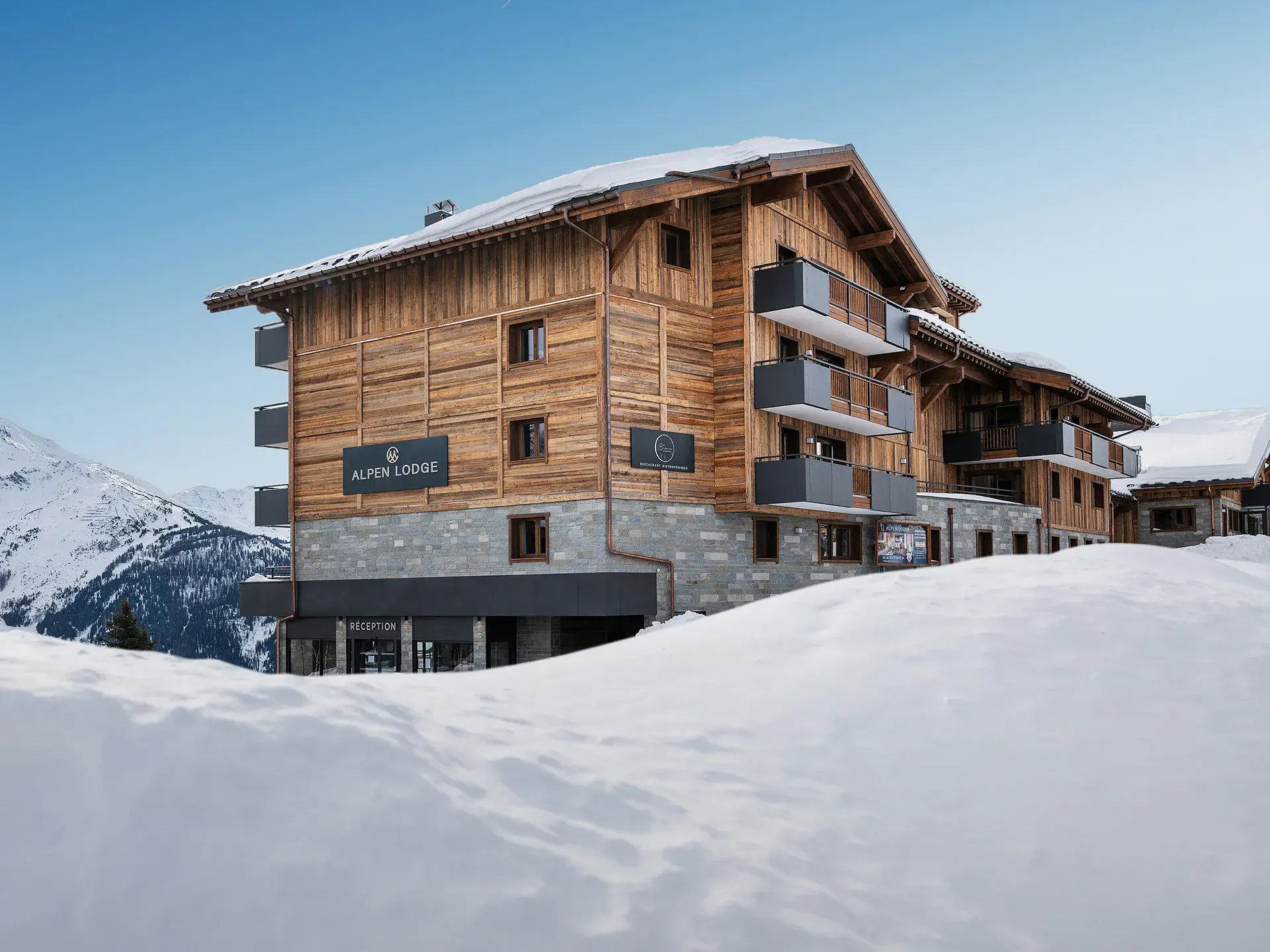 Vue extérieure de l'Alpen Lodge en hiver