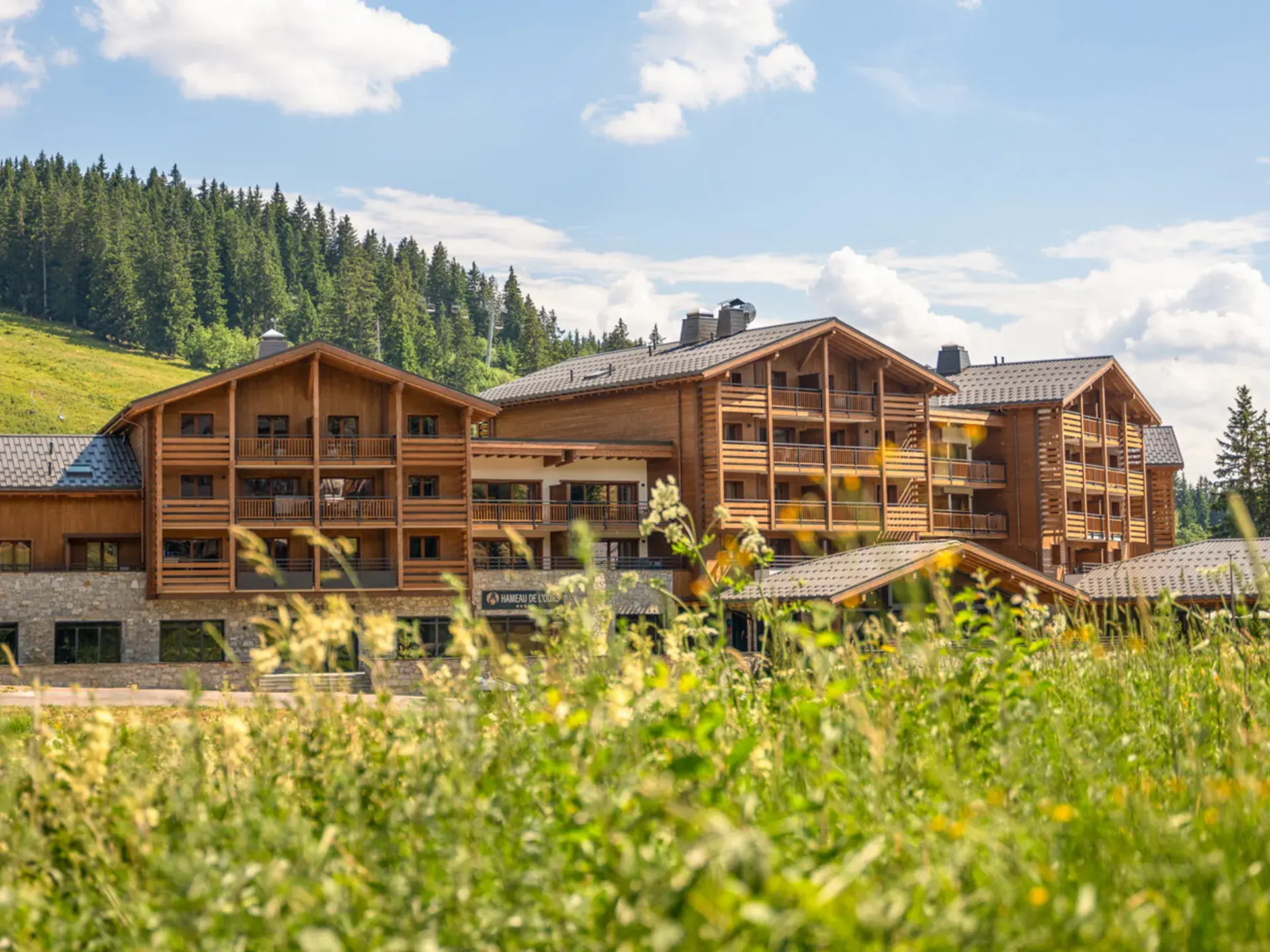 Vue extérieure du Hameau de l'Ours à Manigod La Croix-Fry, en été