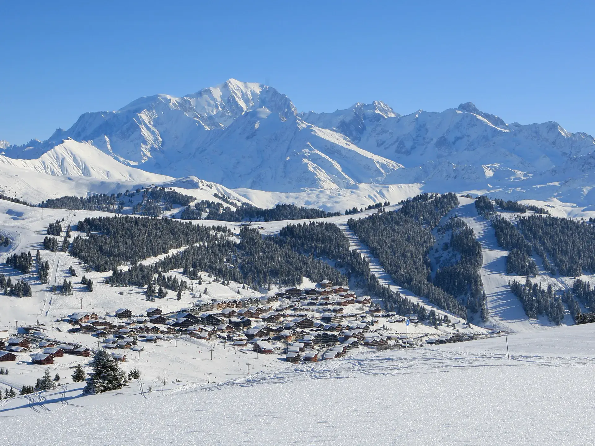 Beau panorama de la station des Saisies et de son domaine skiable, l'Espace Diamant, en hiver