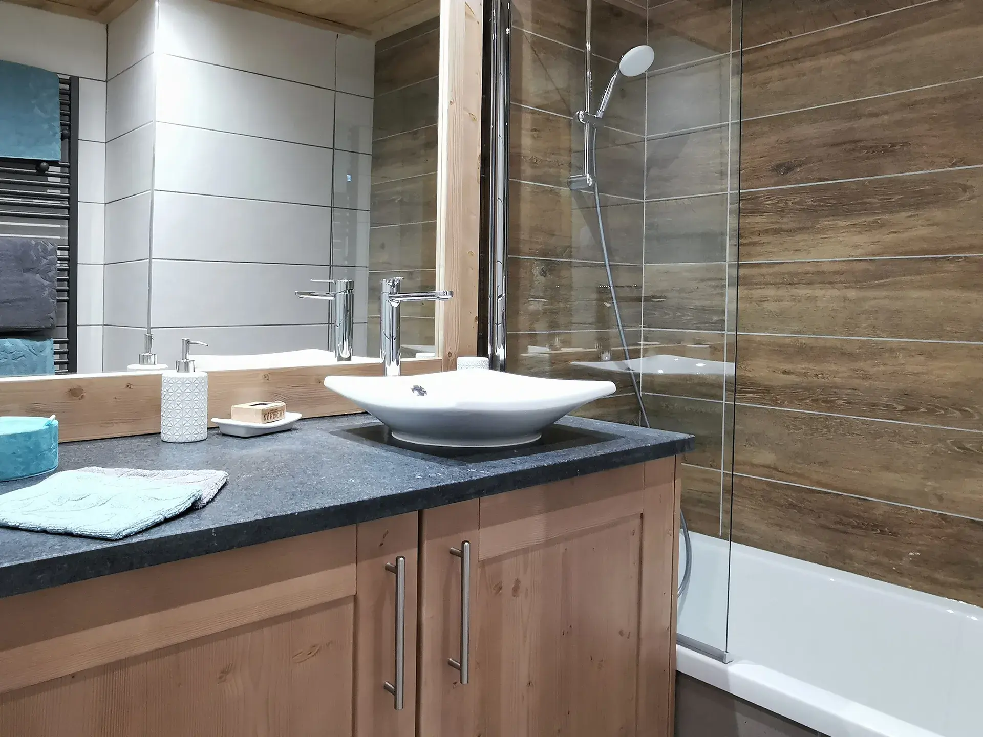 Salle de bains avec baignoire du Chalet Caribou aux Saisies