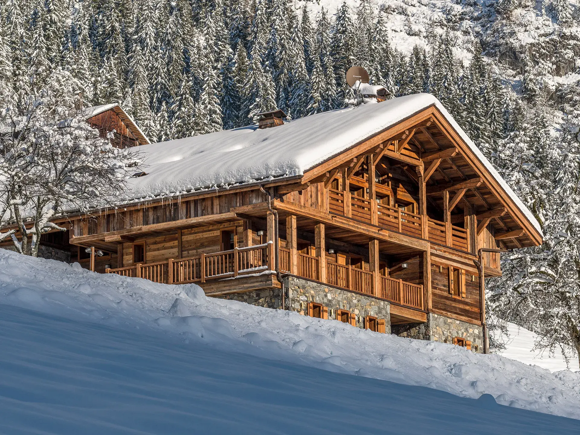 Ferme de Juliette au Grand-Bornand, façade extérieure du chalet de prestige en hiver