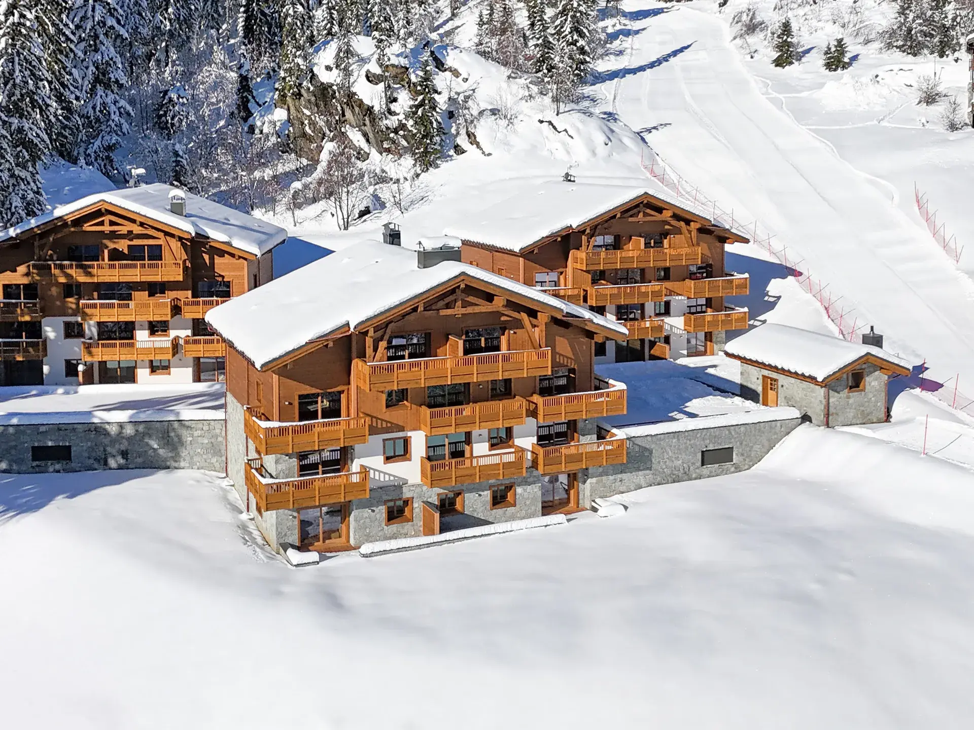 Chalets Myrna aux Saisies, extérieur enneigé avec vue sur les pistes de ski