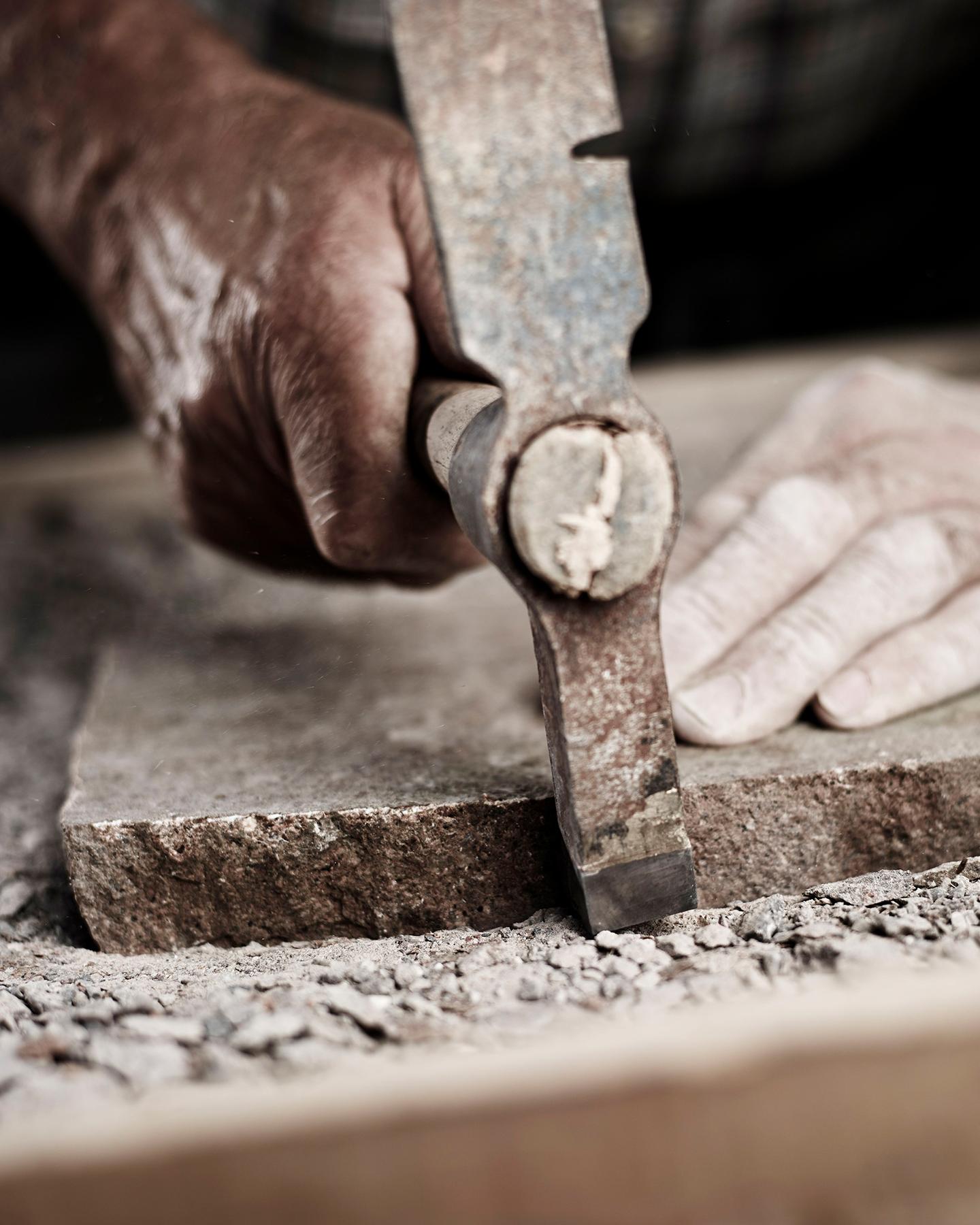 Un artisan est en train de travailler la pierre