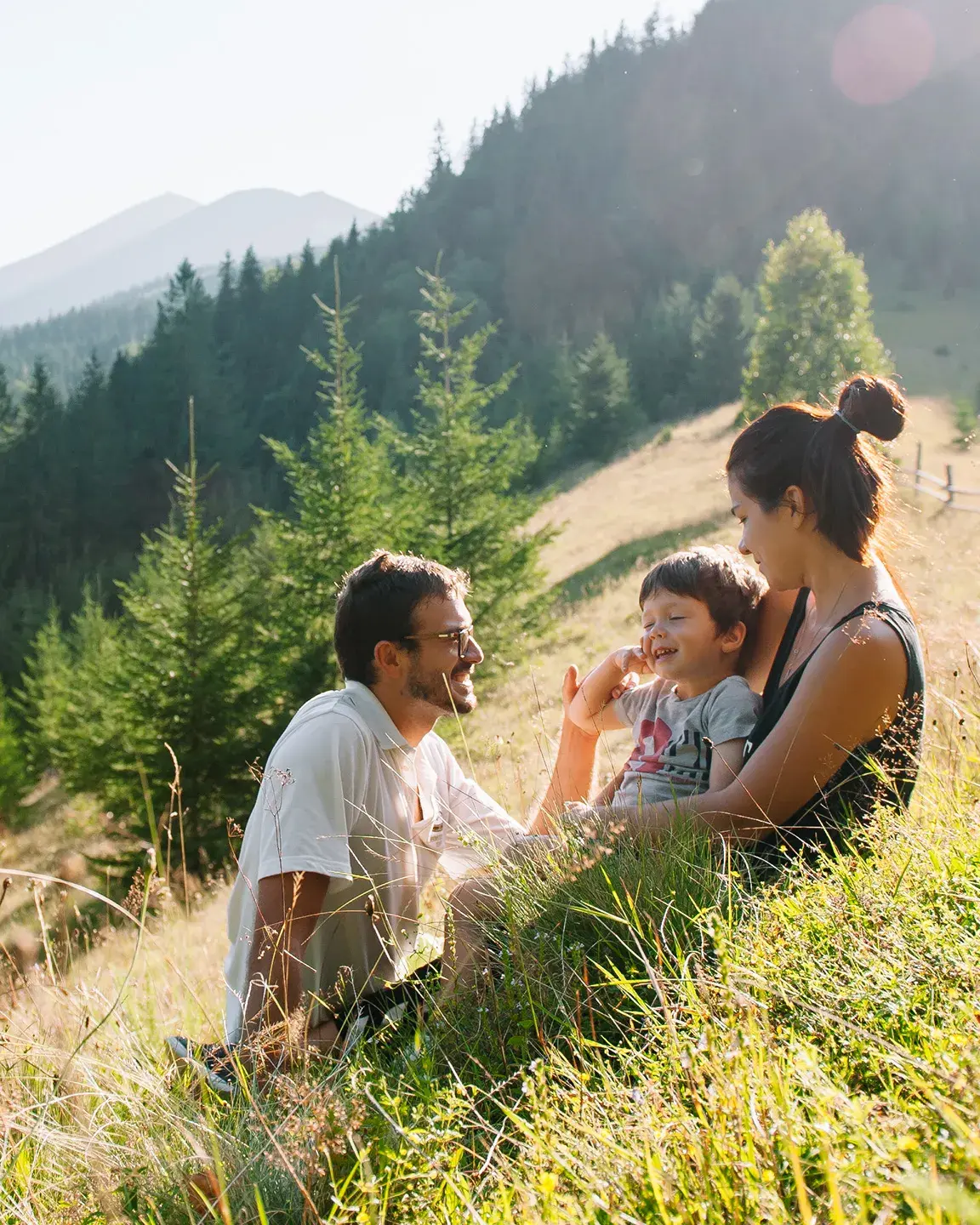 Famille profitant d’un moment de détente dans un alpage à la montagne, en été