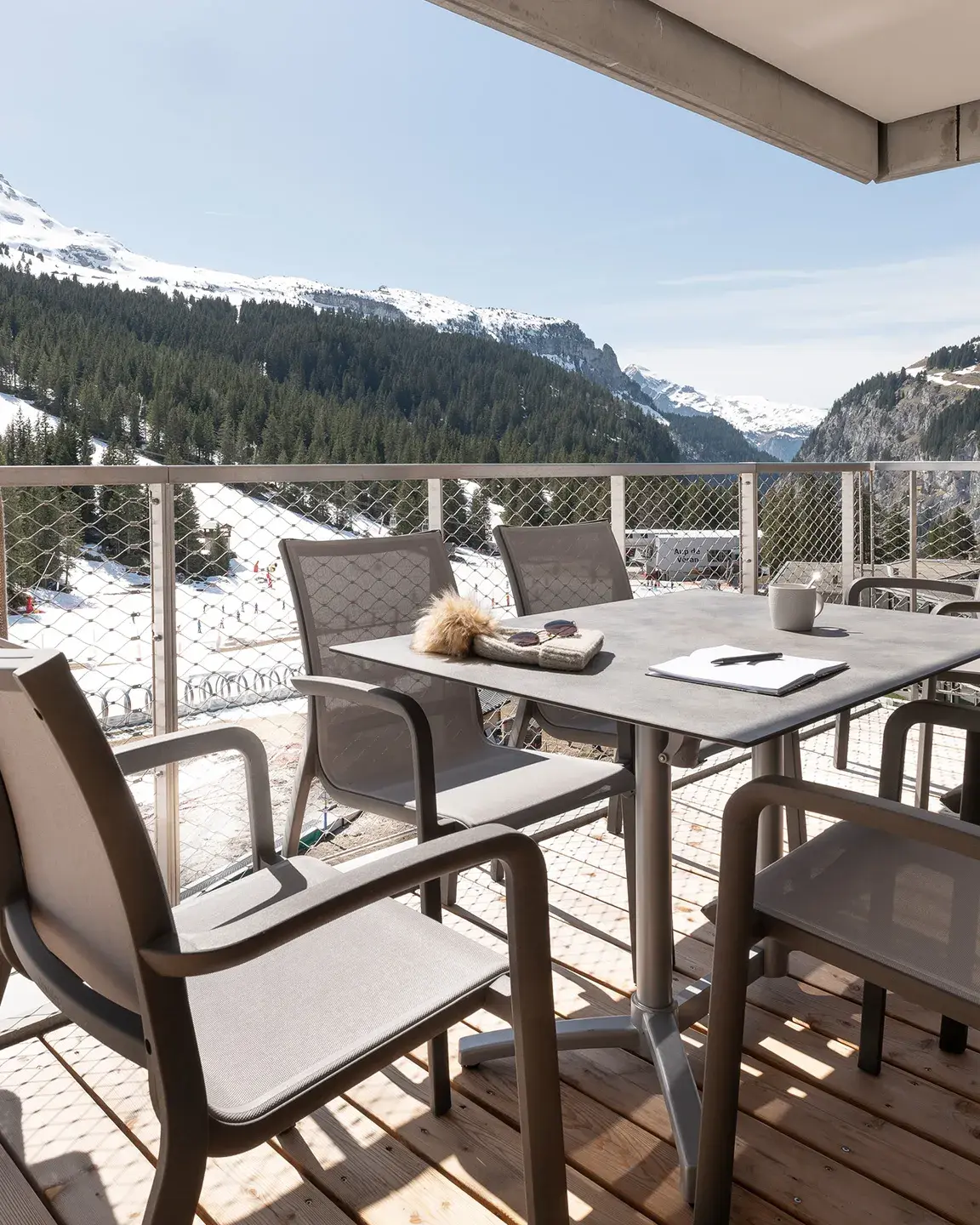 Vue d'une terrasse d'un appartement de la résidence Alhéna sur le front de neige et la station de Flaine