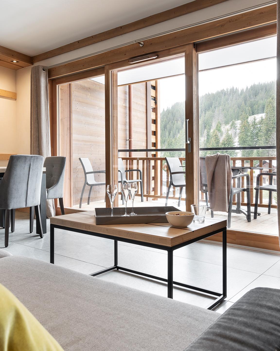 Salon avec vue sur l'extérieure d'un appartement à vendre au Hameau de l'Ours à Manigod
