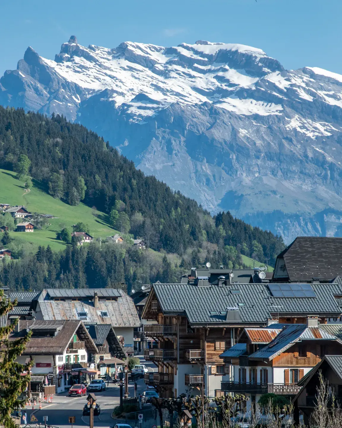 Vue sur le villages des Contamines Montjoie en été