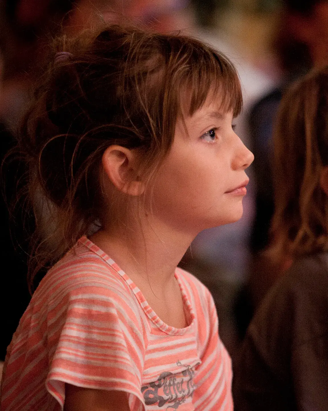Des enfants regardent un spectacle lors de l'évènement Au Bonheur des Mômes au Grand-Bornand