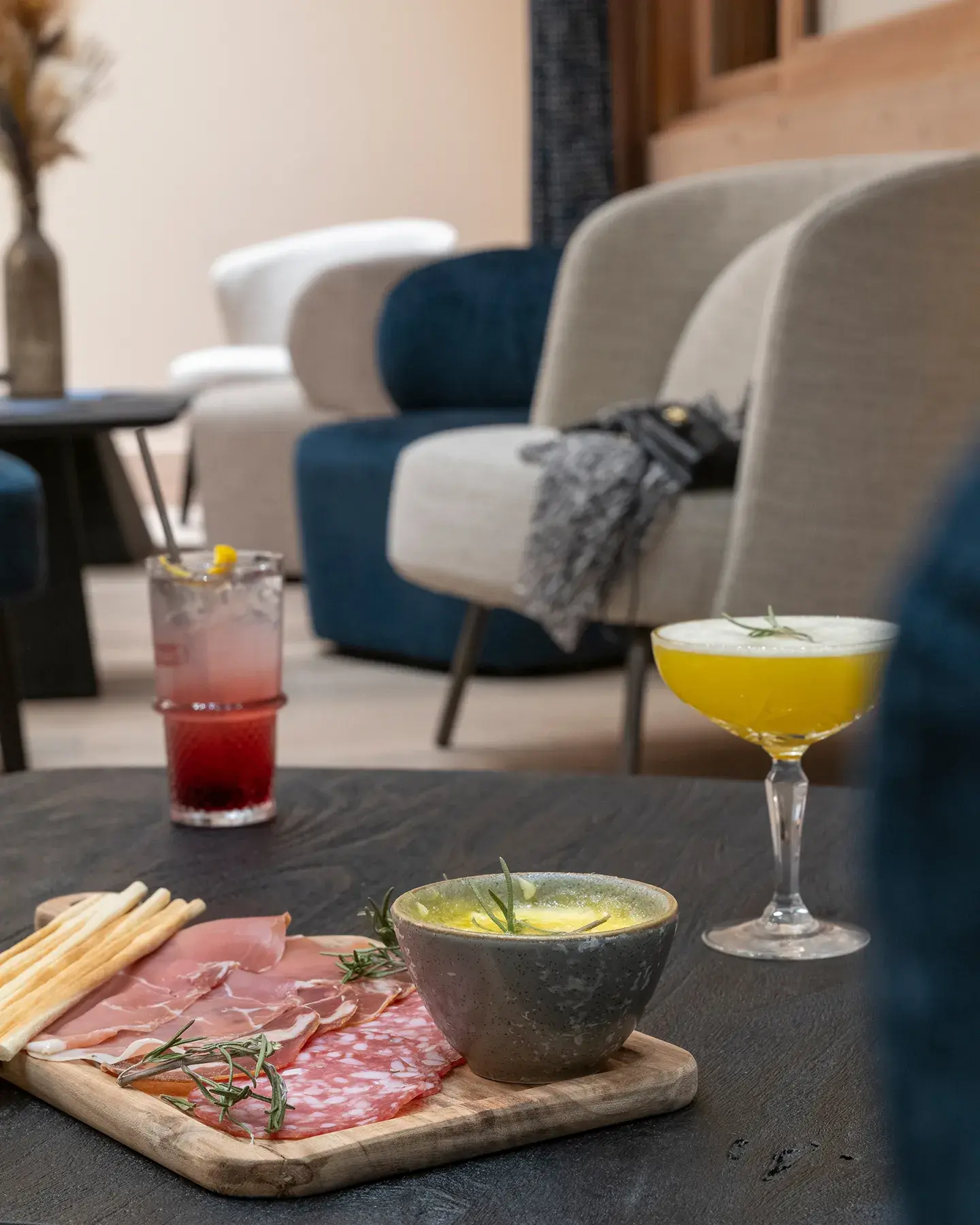 Une planche et des cocktails sont déposés sur une table du M'Bar de Manaka