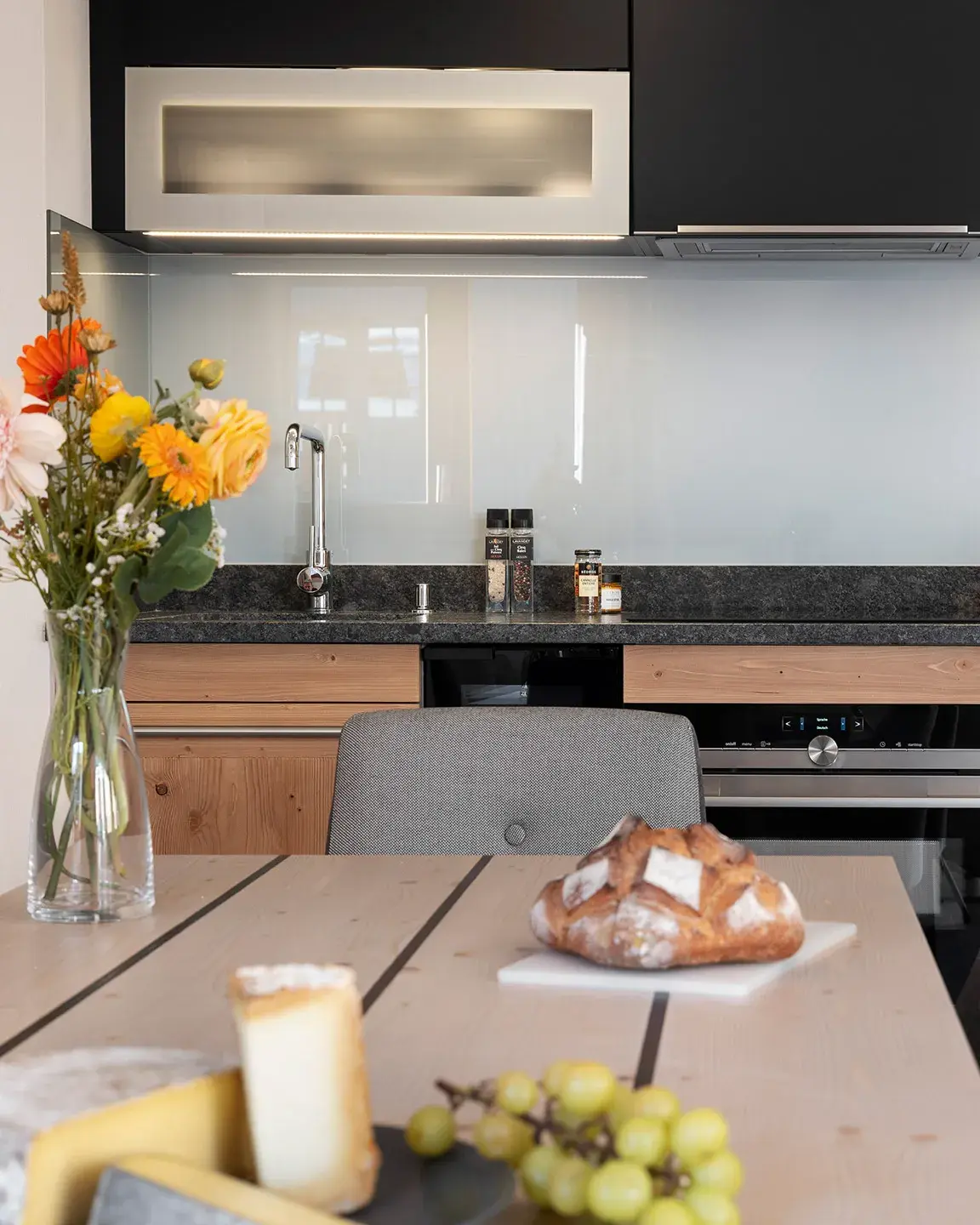 Décoration des cuisines et matériaux nobles de la résidence Akoya à Valmorel 