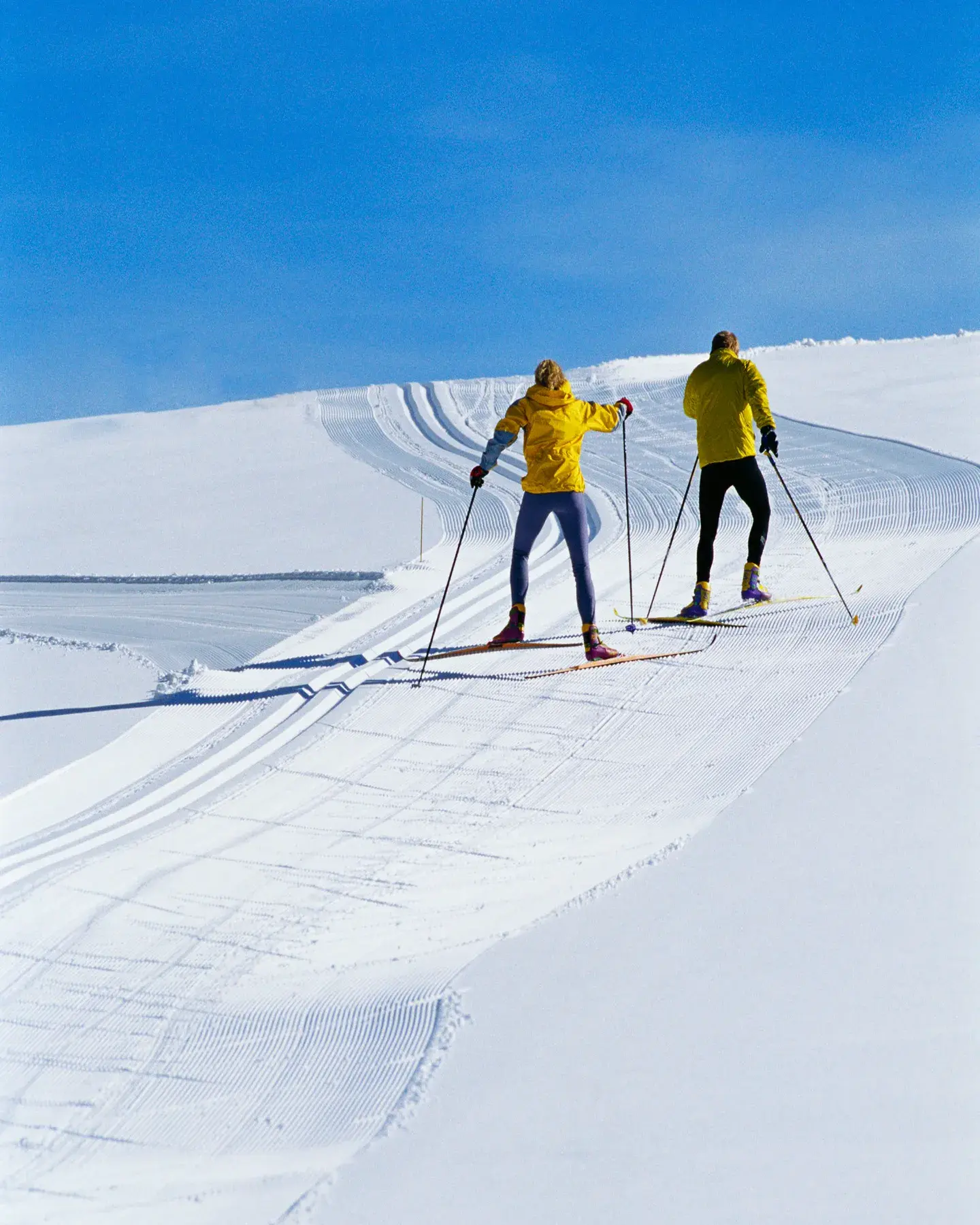 Couple pratiquant du ski de fond en montée