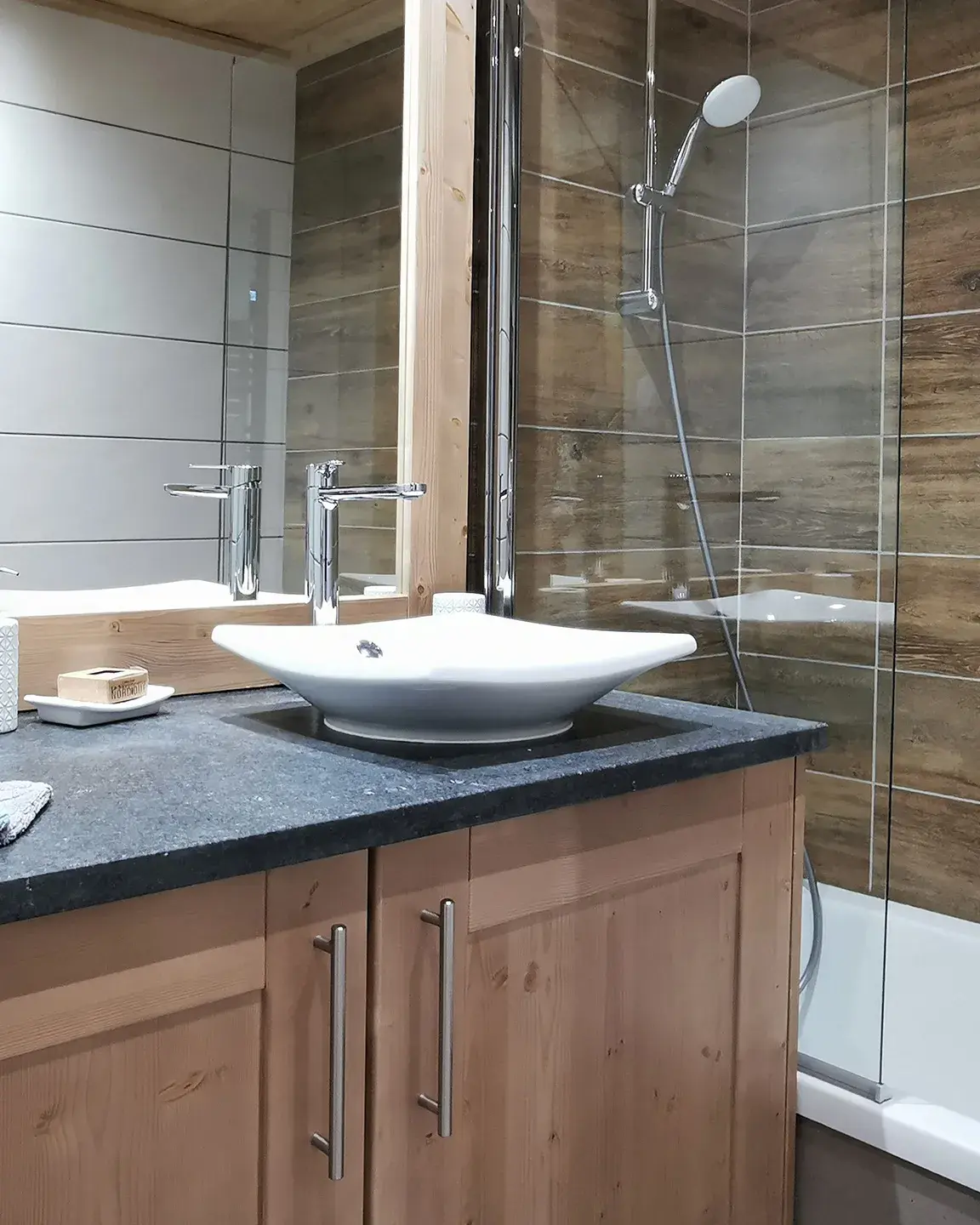 Salle de bains avec baignoire du Chalet Caribou aux Saisies