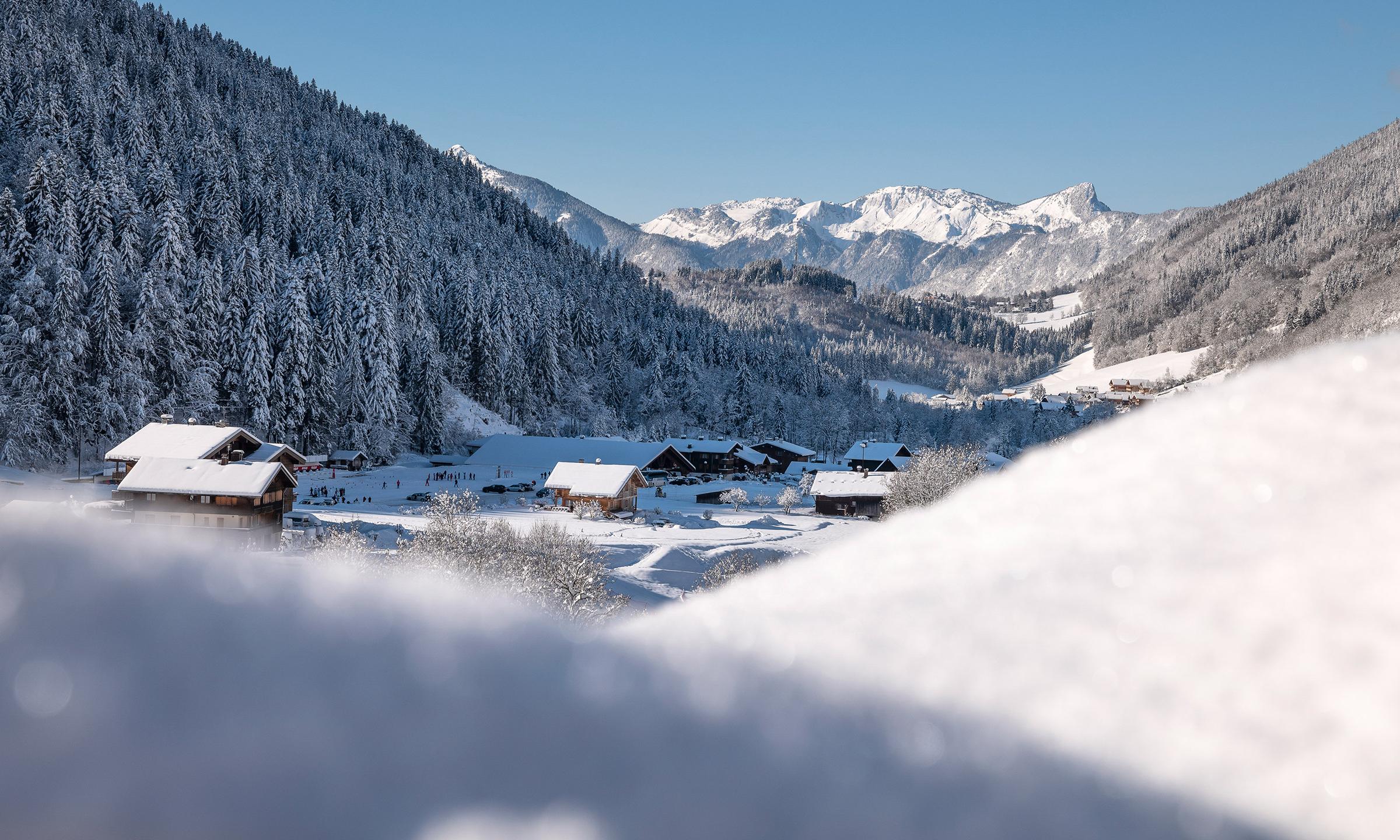 Vue depuis un balcon des Chalets de Joy au Grand-Bornand en hiver