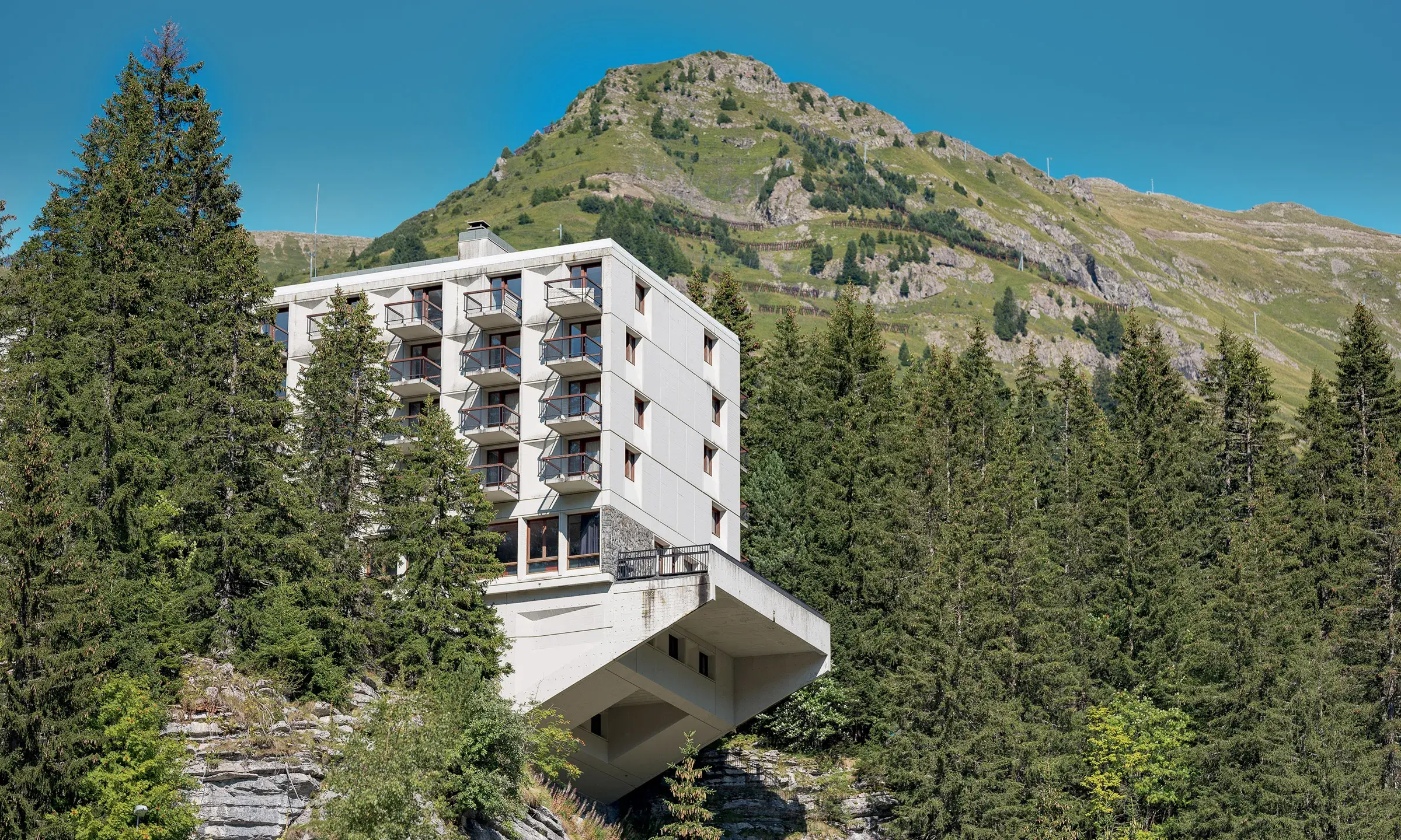 Vue de la façade d'un immeuble en béton de la station de Flaine 