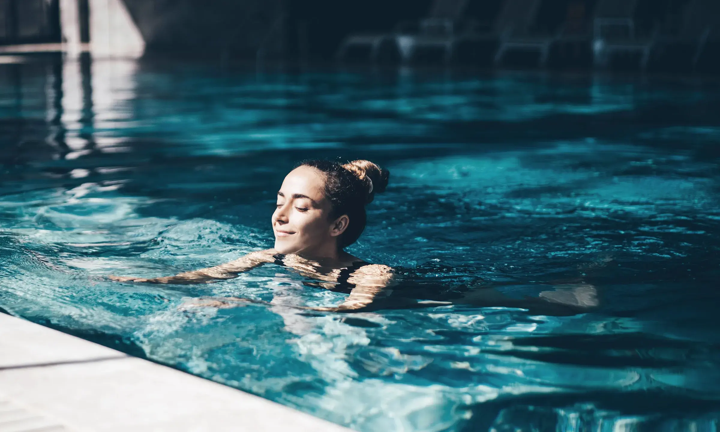 jeune fille qui nage dans une piscine 