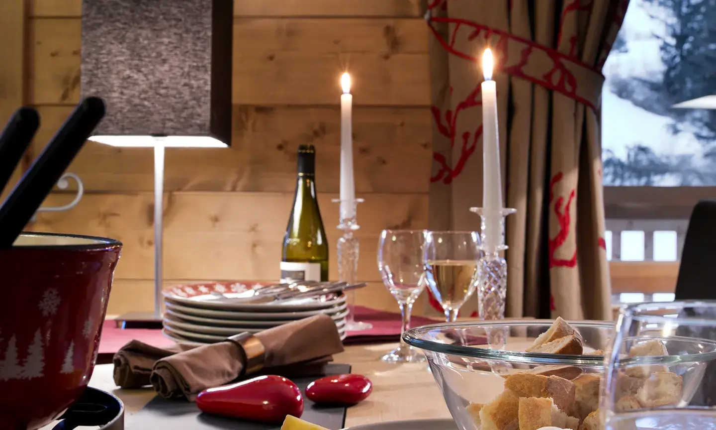  Détail table d'un appartement disponible dans la résidence Akoya à Valmorel