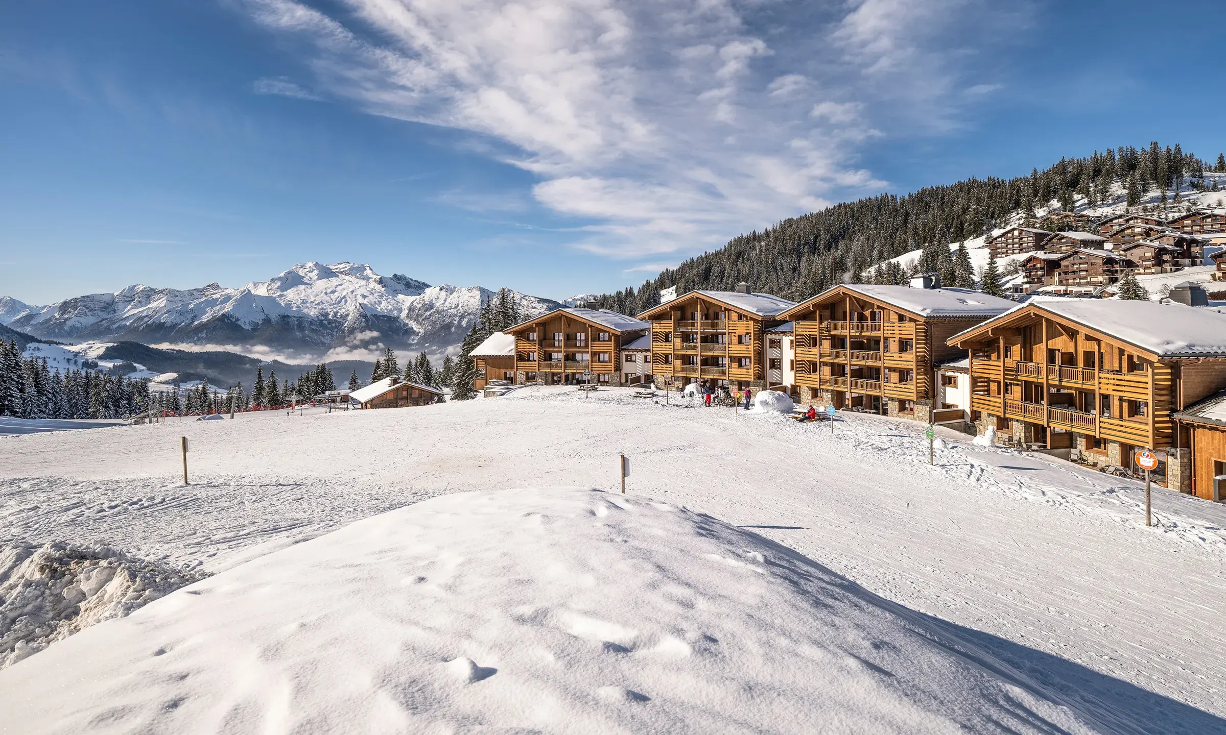 Un panorama exceptionnel sur le massif des Aravis depuis et la résidence du Hameau de l'Ours à Manigod Col de la Croix Fry
