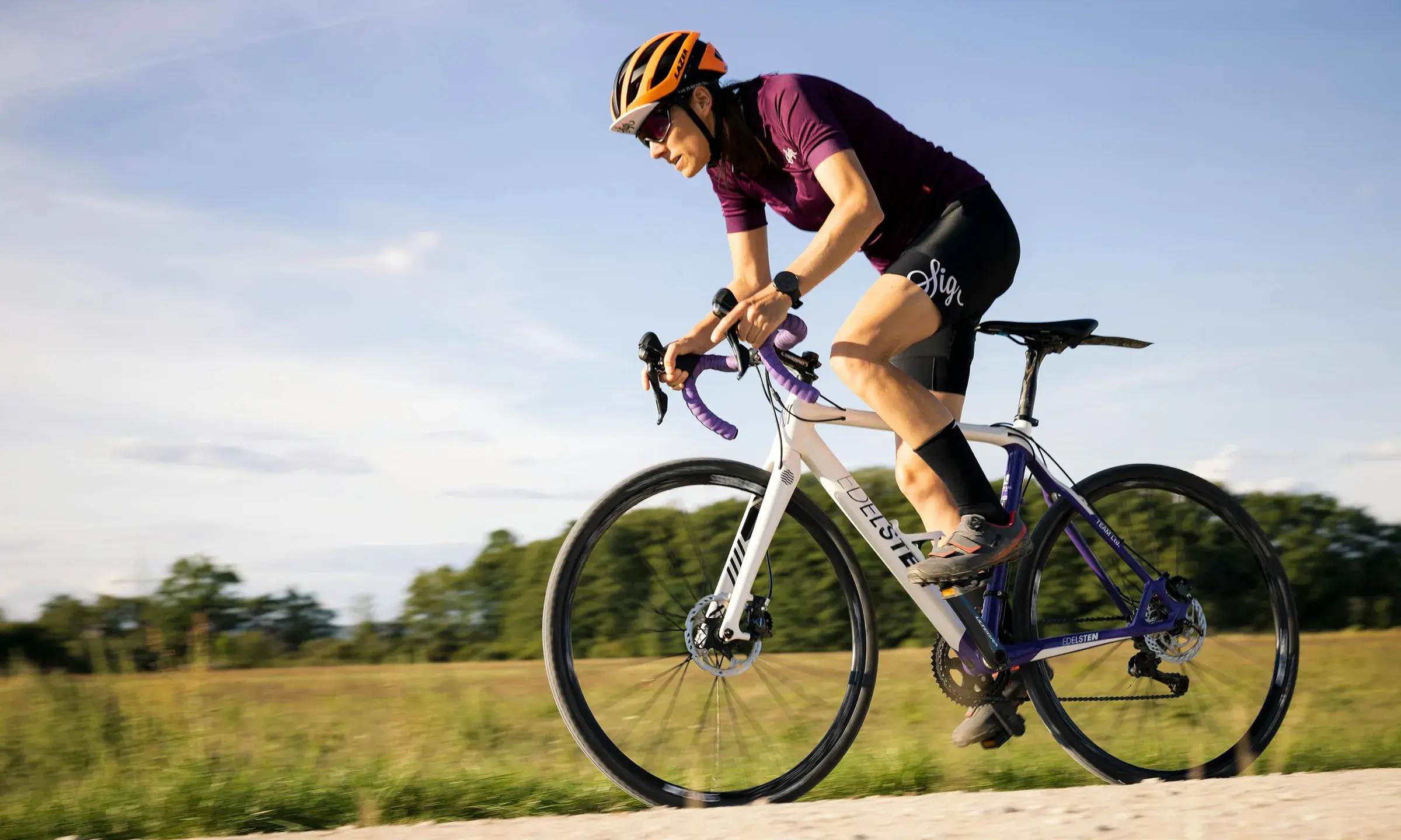 Cycliste en plein effort sur un chemin