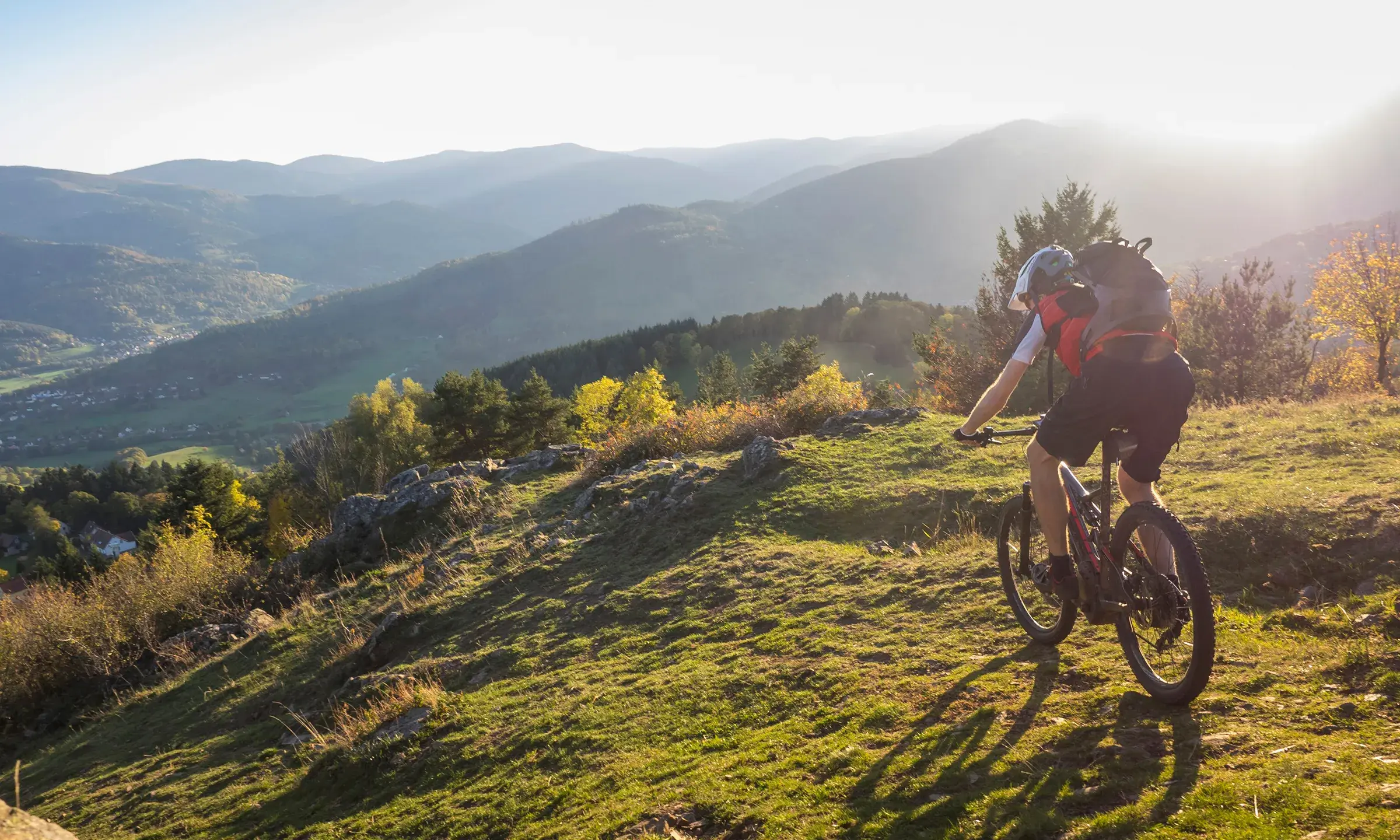 Un homme pratique du VTT, au coucher du soleil