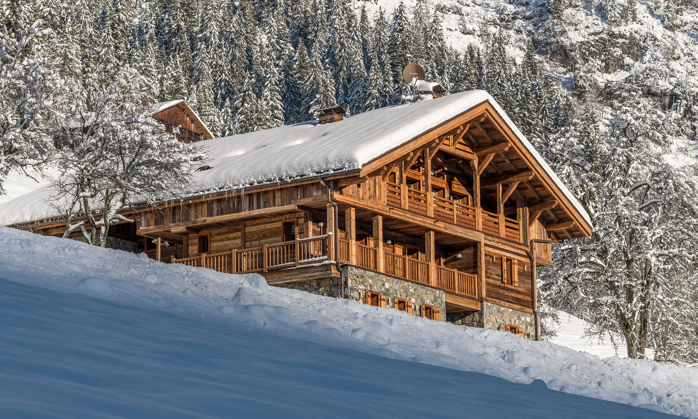 Ferme de Juliette au Grand-Bornand, façade extérieure du chalet de prestige en hiver
