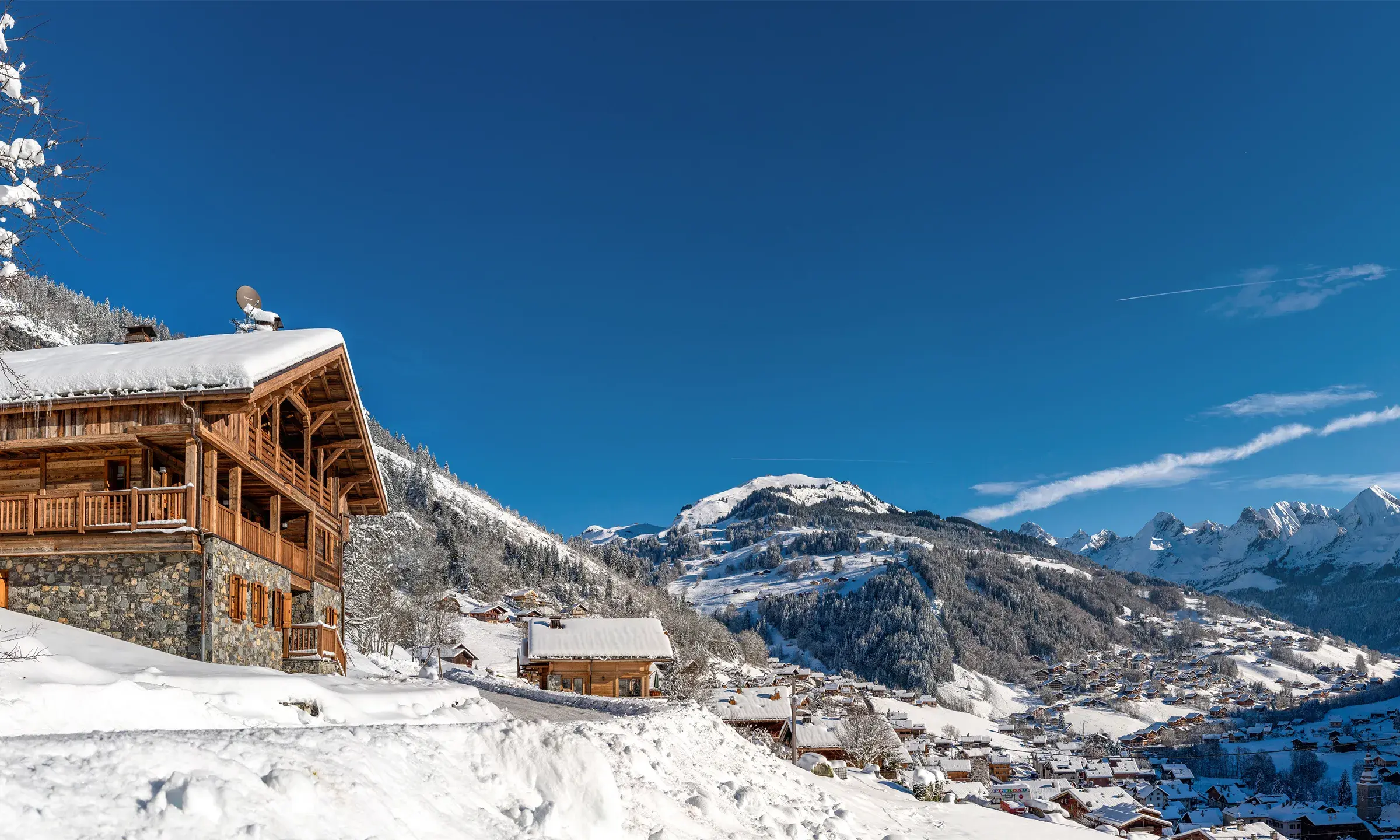 La Ferme de Juliette au Grand-Bornand, façade extérieure du chalet de prestige avec panorama sur les sommets enneigés
