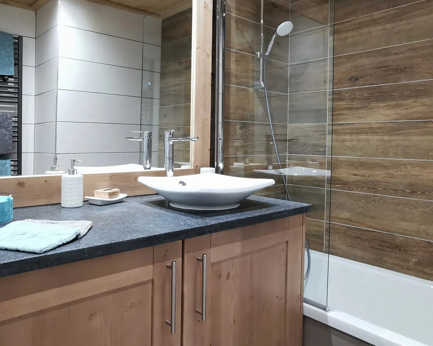 Salle de bains d'un appartement au sein de la résidence Chalet Victorine aux Carroz