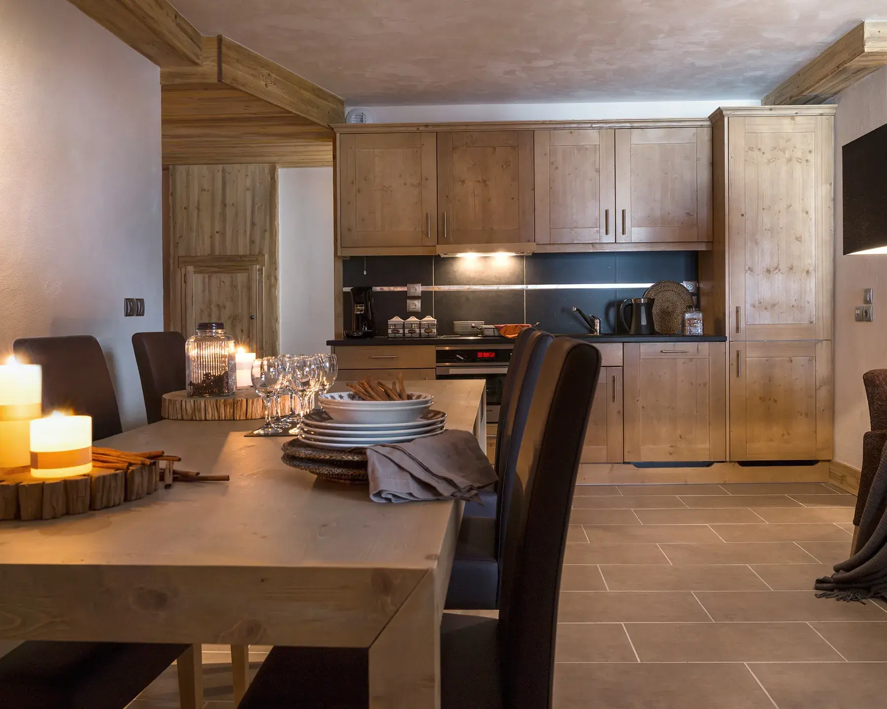 Salon avec bougie sur la table d'un appartement à vendre à Champagny en Vanoise