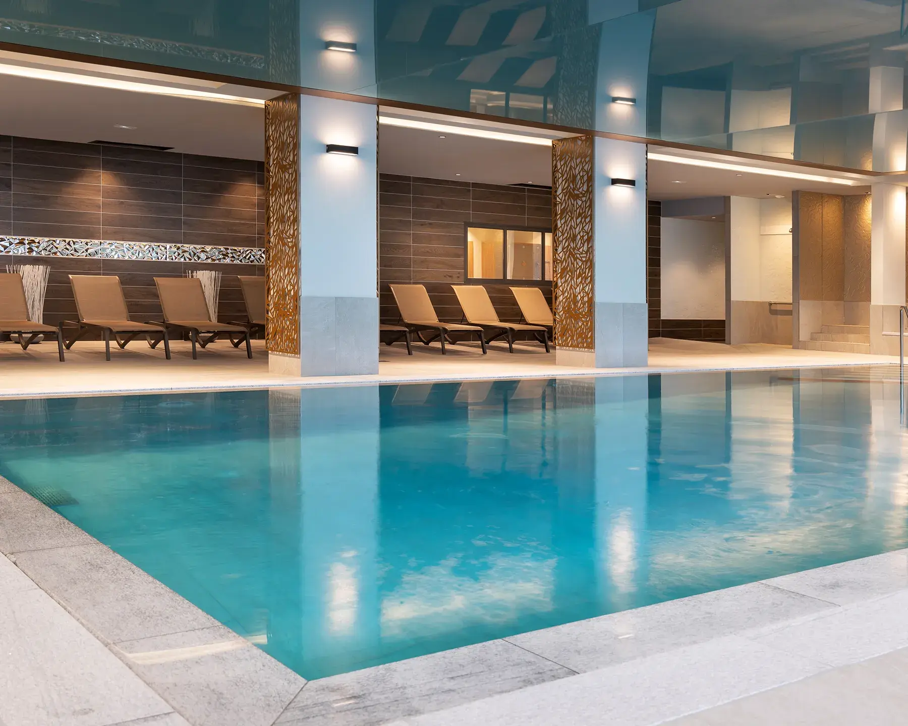 Espace bien être de la résidence Chalets Laska aux Contamines-Monjoie, vue sur une piscine intérieure chauffée