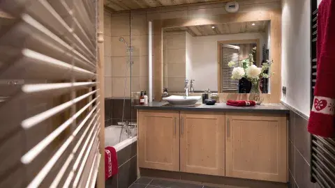 Salle de bains dans un appartement à vendre à Samoëns 