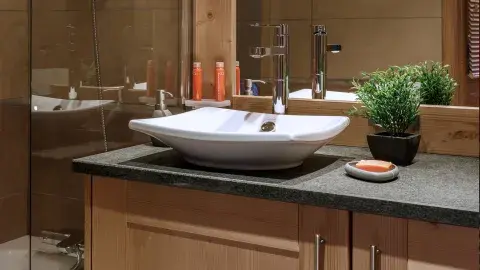 salle de bains dans un appartement des Chalets Bérénice