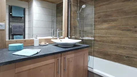 Salle de bains avec baignoire du Chalet Caribou aux Saisies