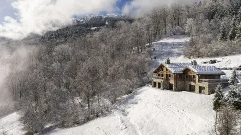 Chalet Apsara à Méribel, panorama aérien du chalet de prestige en hiver